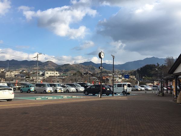 慈尊院　駐車場周辺にある道の駅「よってって」